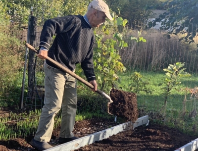 Compost, spreading in bed
