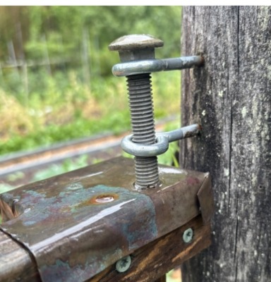 Gate hinge, top